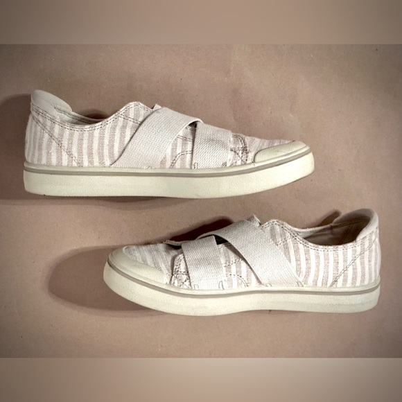 Keen slip-on canvas boat shoes (sz 7) - Picture 3 of 5